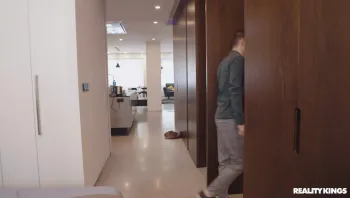 妖娆少女口含大鸡巴吞精