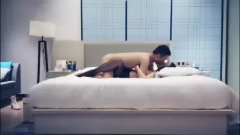 约到高颜值长腿妹子 换上黑丝袜老汉推车顶到高潮 -高清原版无水