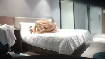 大长腿外围，蜂腰翘臀美鲍鱼，小伙爱不释手各种角度舔，姿势繁多清晰插入细节【精华版】-高清原版无水印