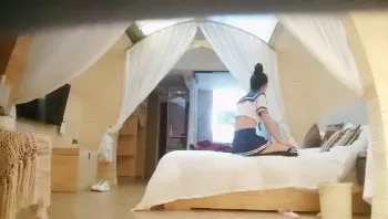 长腿牛仔裤马尾妹子，穿上情趣学生制服棉袜，骑坐柔软小腰蠕动大屁股上下套弄-高清原版无水印