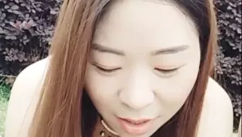 主播美女主播和男搭档大白天公园树丛后大胆露奶抠逼口交爲直播效果也是真拼